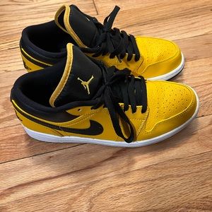 University Gold/Black/White Air Jordan 1 Lows